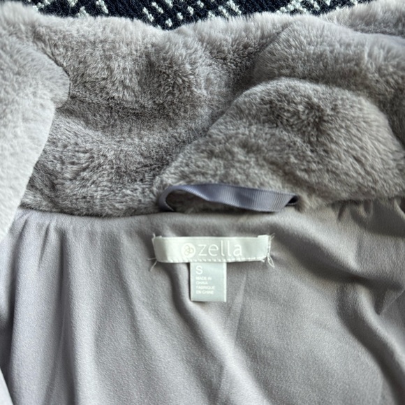 Zelle women’s furry coat size small - Picture 3 of 4